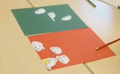 to stykker farvede papir med papir-mus lagt ovenpå