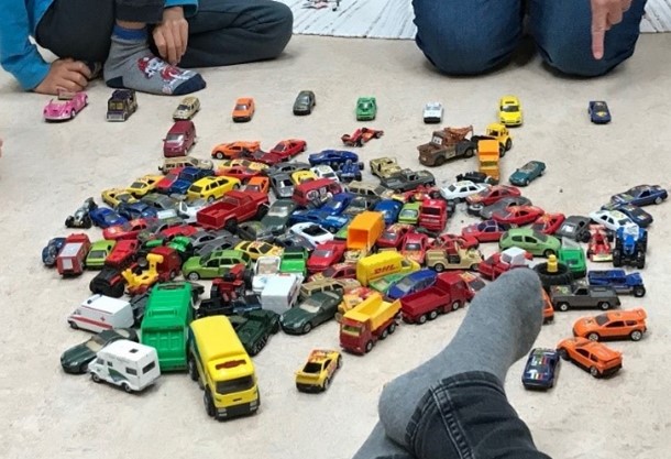 Bunke med legetøjs biler